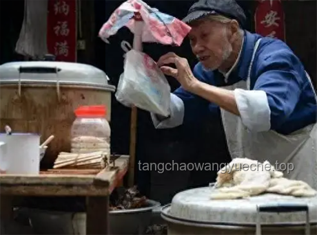 **90岁爷爷的小吃摊：5毛钱粽子的坚守与传承**